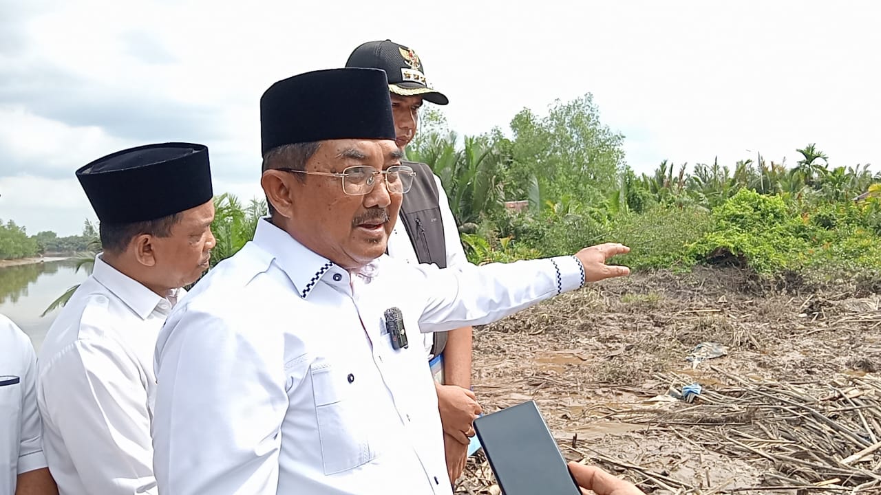 Tinjau dan Beri Bantuan Korban Longsor, Bupati Tanjabbar: Kemanusiaan Sangat Penting 