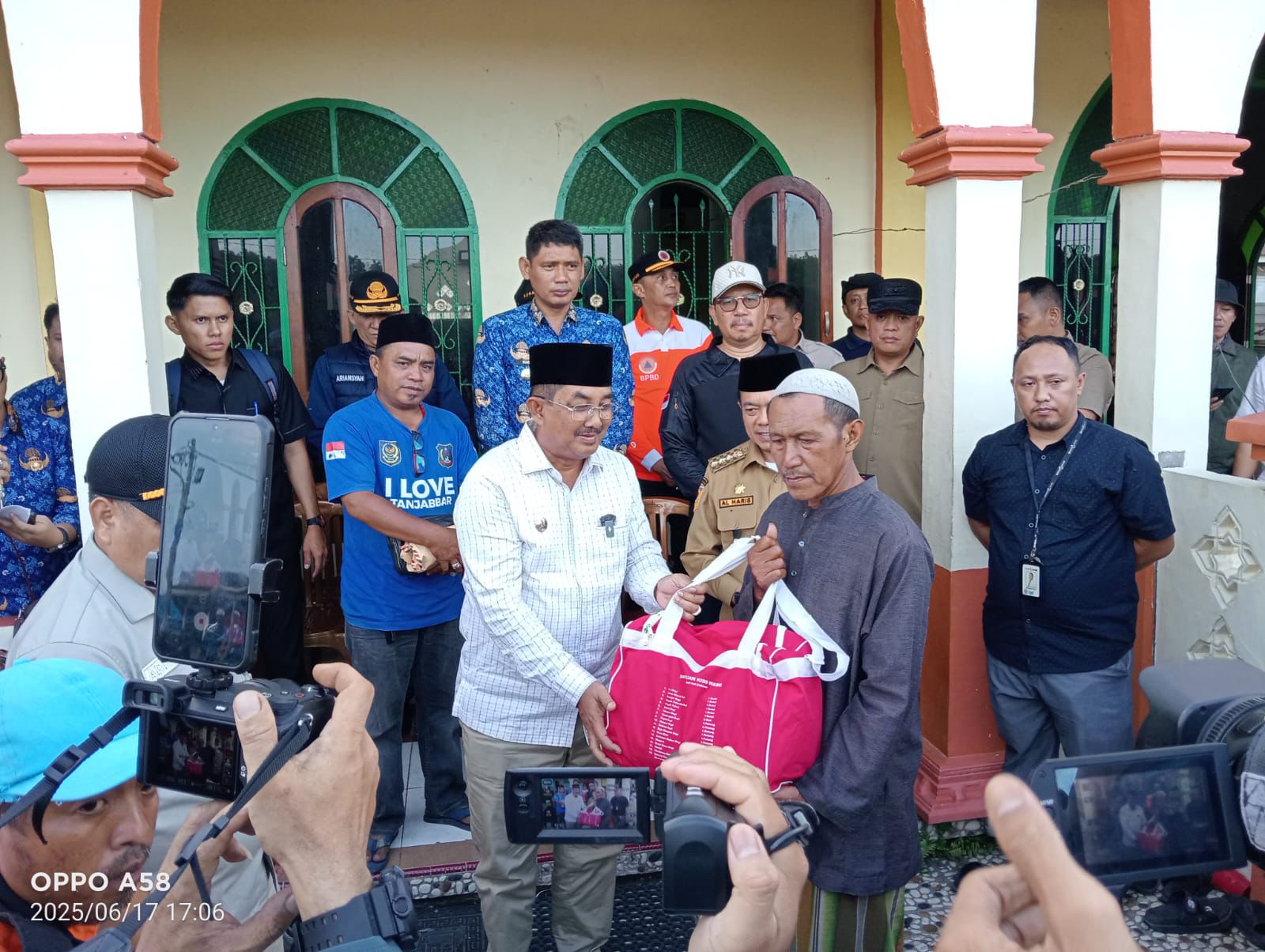Bupati Tanjabbar Jamin Pengurusan Dokumen Penting Korban Kebakaran Sungai Dualap