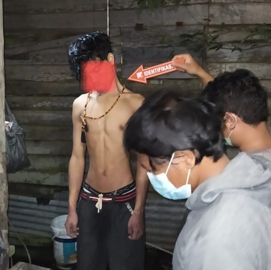 Geger, Seorang Ayah Temukan Anak Tergantung Dibelakang Rumah 