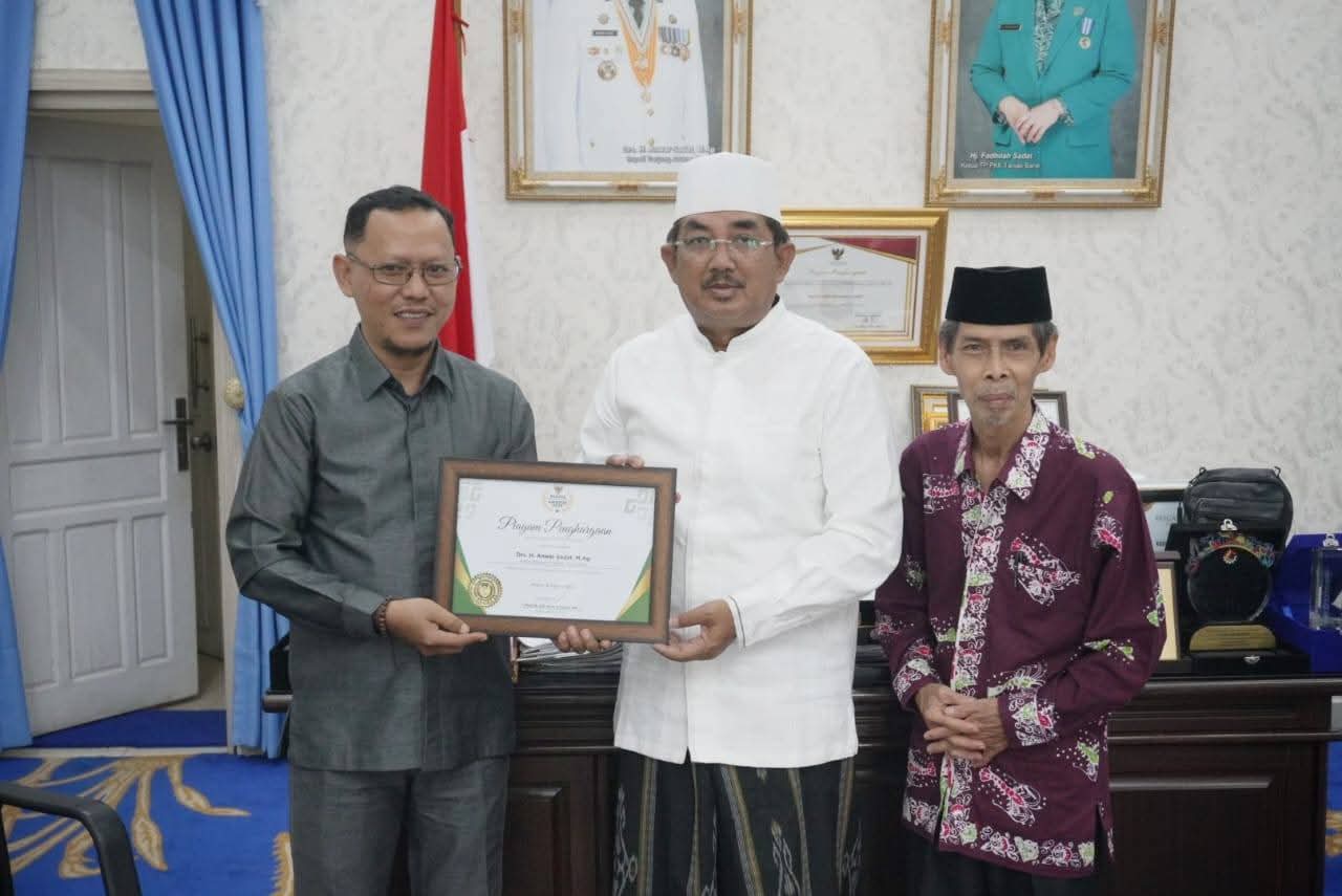 Bupati Tanjabbar Terima Piagam Penghargaan Baznas Awards 2025