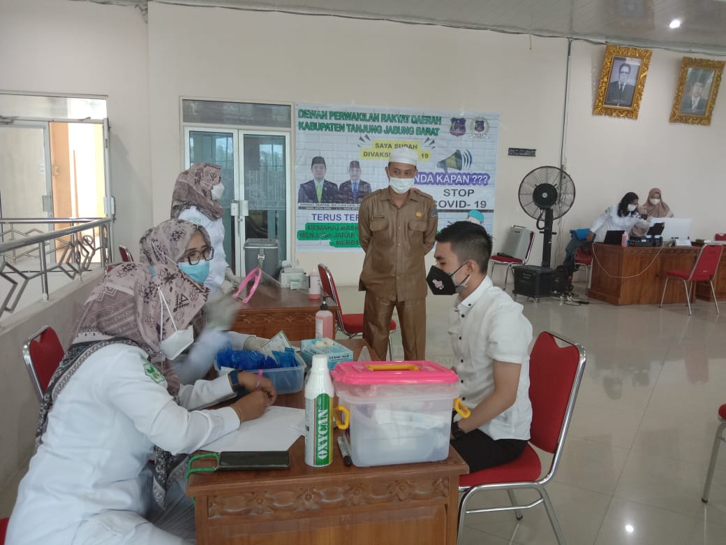 Satria Tubagus Jadi Anggota DPRD Tanjabbar Pertama di Vaksin