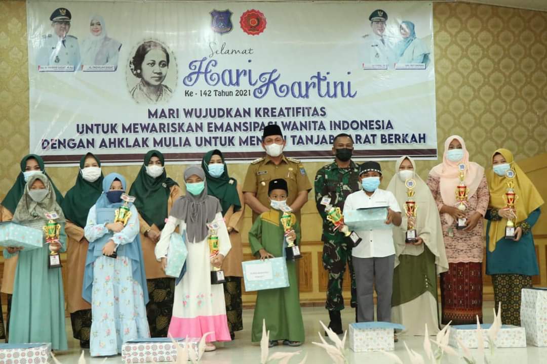 Bersama Sekda dan Ketua PKK, Pasiter Kodim Hadiri Peringatan Hari Kartini Ke-142