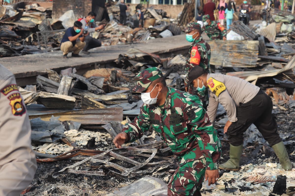 TNI-Polri Bantu Warga Bersihkan Puing Sisa Kebakaran di Mendahara