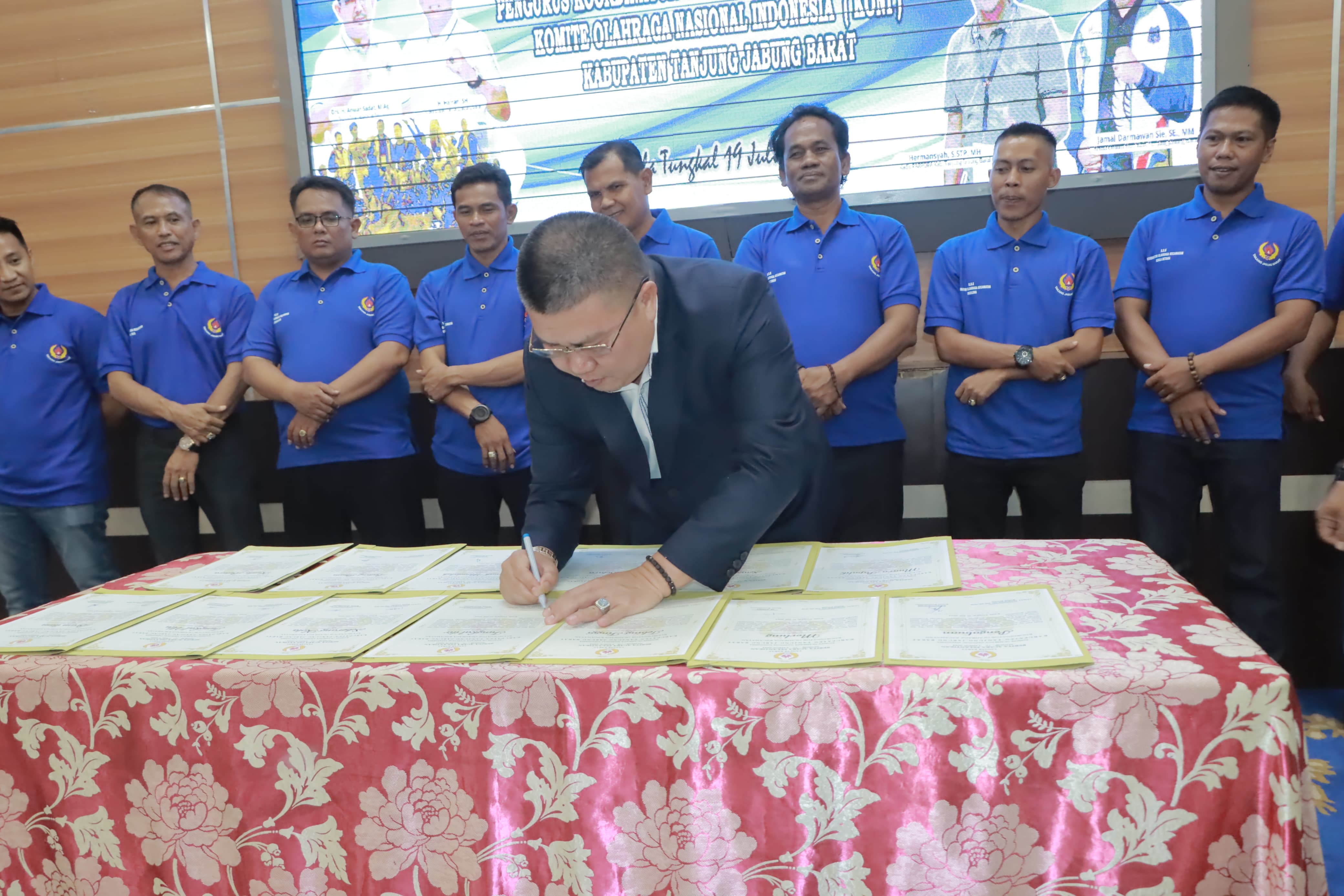 Lantik KOK, Ketua Umum KONI Ajak Pengurus Majukan Olahraga untuk Tanjabbar Juara