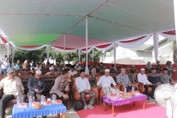 Bupati Tanjab Barat Hadiri Penyerahan Bantuan Kegiatan Fasilitasi Perusahaan PT. AMK kepada Warga Desa Kampung Baru