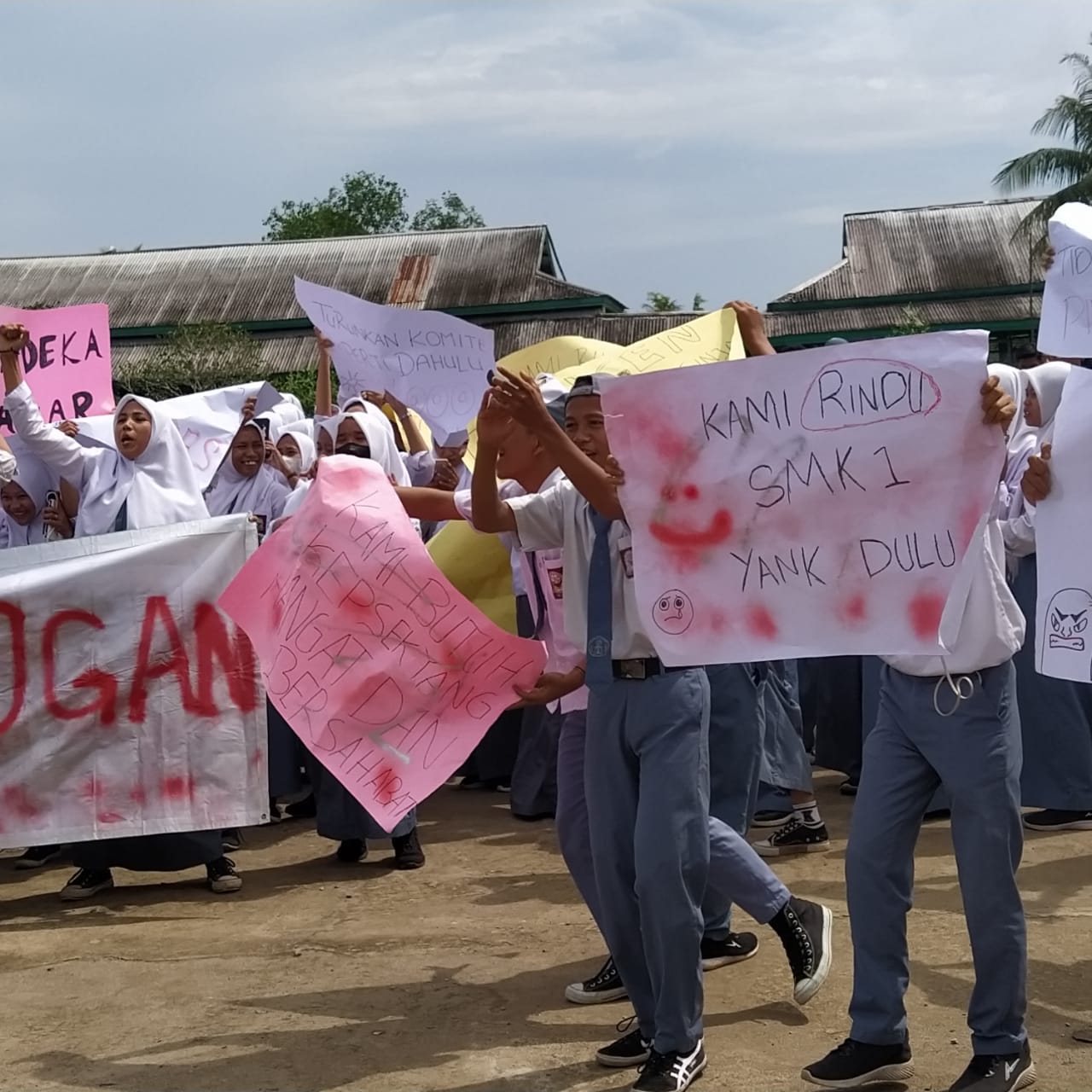 Kepsek SMKN 1 Tanjabbar Dinilai Arogan, Ratusan Siswa Lakukan Unjuk Rasa Kepsek SMKN 1 Tanjabbar Dinilai Arogan, Ratusan Siswa Lakukan Unjuk Rasa