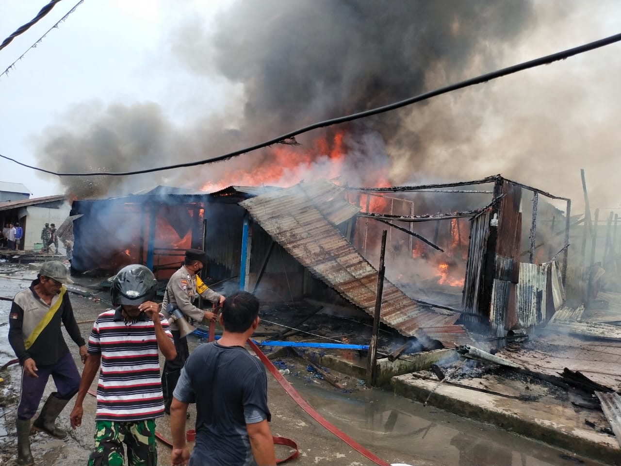 Delapan Unit Bangunan dan Kios Pasar Rata Dengan Tanah, Kerugian Mencapai Rp 1,6 Miliar Lebih Delapan Unit Bangunan dan Kios Pasar Rata Dengan Tanah, Kerugian Mencapai Rp 1,6 Miliar Lebih