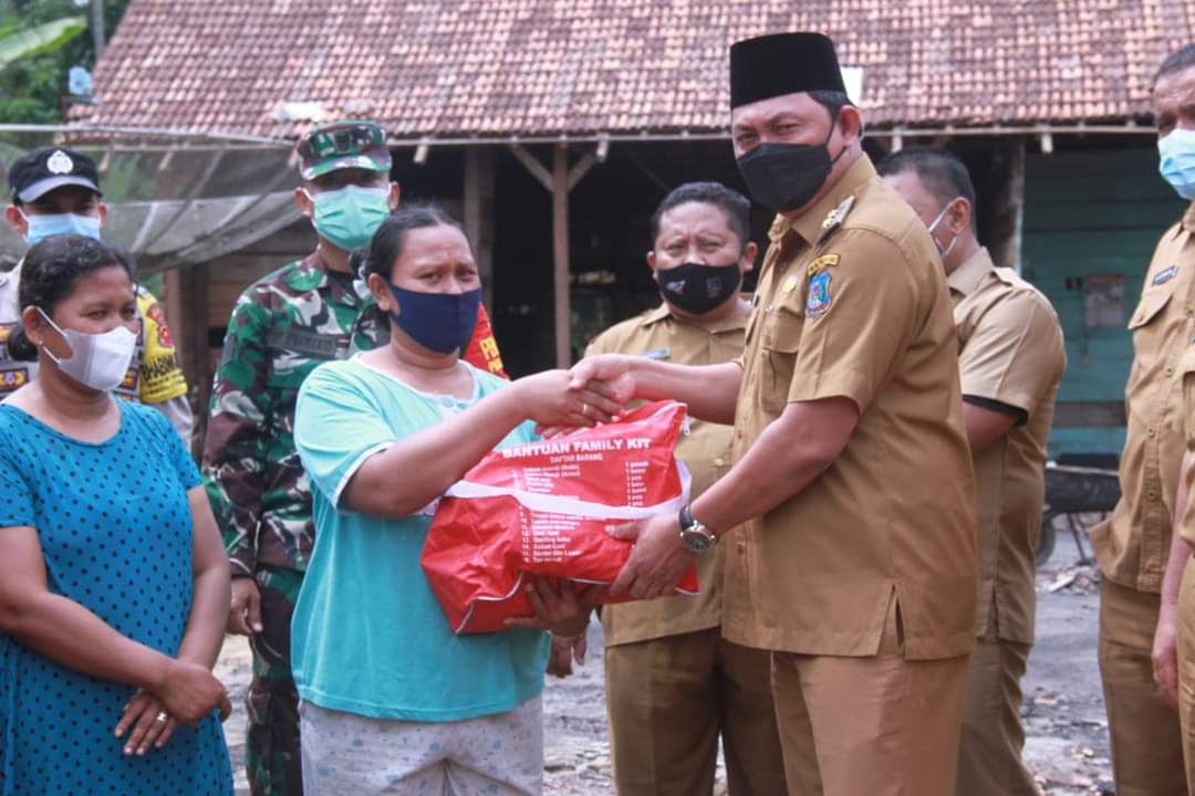 Wabup Tanjabbar Tinjau dan Beri Bantuan Kepada Korban Bencana Kebakaran di Purwodadi