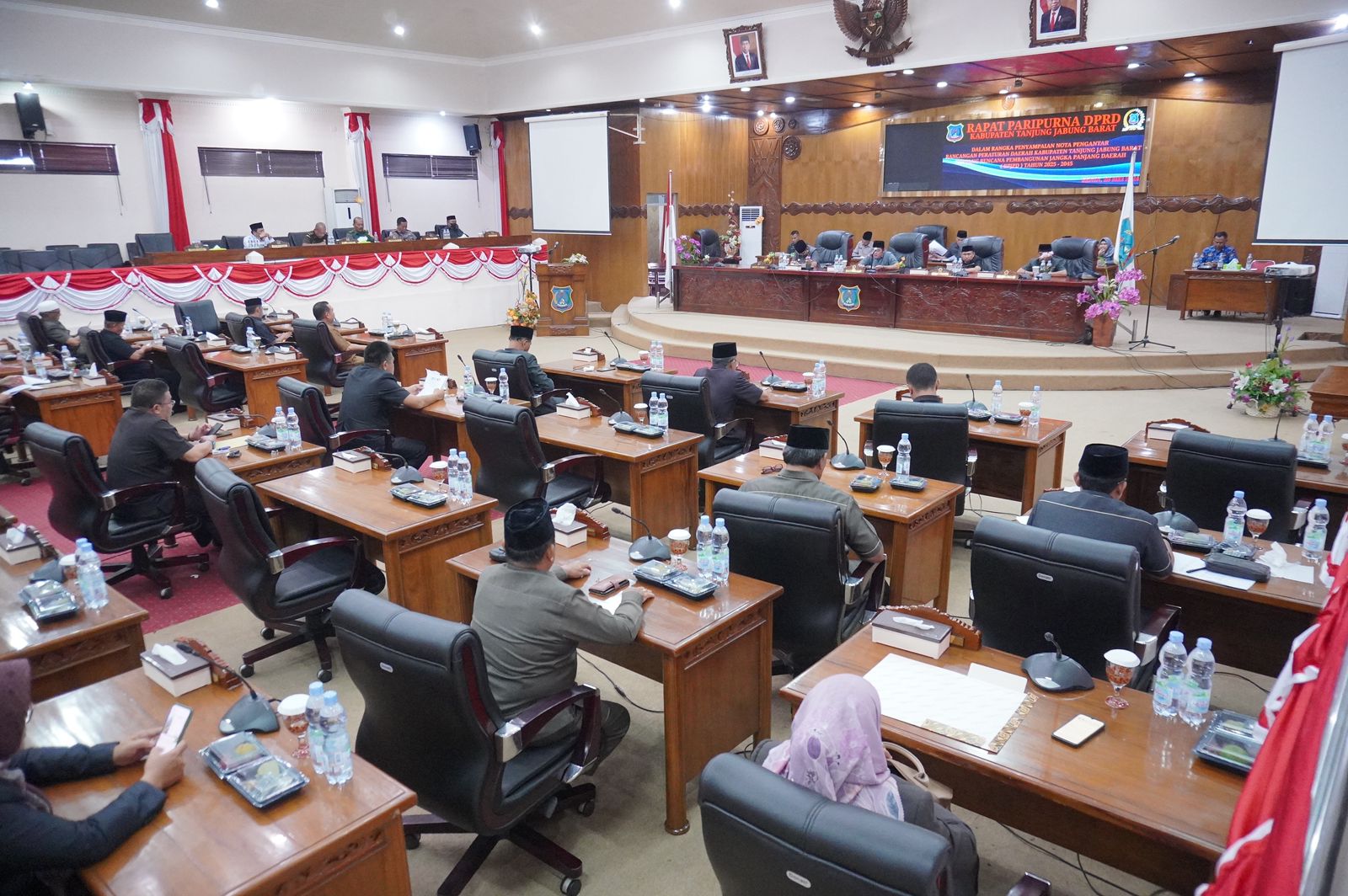 DPRD Tanjabbar Gelar Paripurna Ranperda RPJPD Tahun 2025-2045 dan Pandangan Umum Fraksi Fraksi DPRD Tanjabbar Gelar Paripurna Ranperda RPJPD Tahun 2025-2045 dan Pandangan Umum Fraksi Fraksi