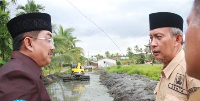 Bupati Tanjab Barat Tinjau Pekerjaan Normalisasi Anak Parit Sungai di Parit Lapis