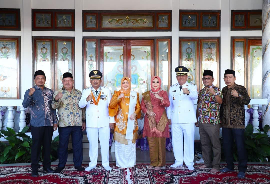 Ketua DPRD Sambut Kedatangan Bupati dan Wabup Tanjab Barat Ketua DPRD Sambut Kedatangan Bupati dan Wabup Tanjab Barat