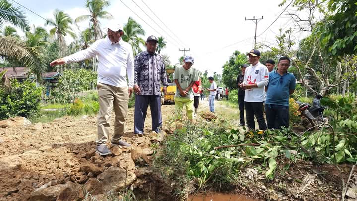 Tinjau Peningkatan Jalan Parit Pudin, Anwar Sadat: Urat Nadi Perekonomian Masyarakat!