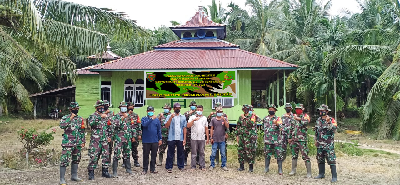 Personil Koramil Tungkal Ilir Goro Bersama Warga Bersihkan Lingkungan dan Rumah Ibadah