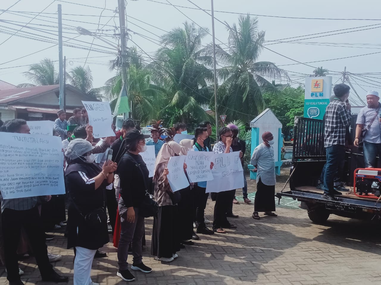 Protes Listrik Tidak Normal, Masyarakat dan Mahasiswa Geruduk Kantor PLN Kualatungkal Protes Listrik Tidak Normal, Masyarakat dan Mahasiswa Geruduk Kantor PLN Kualatungkal
