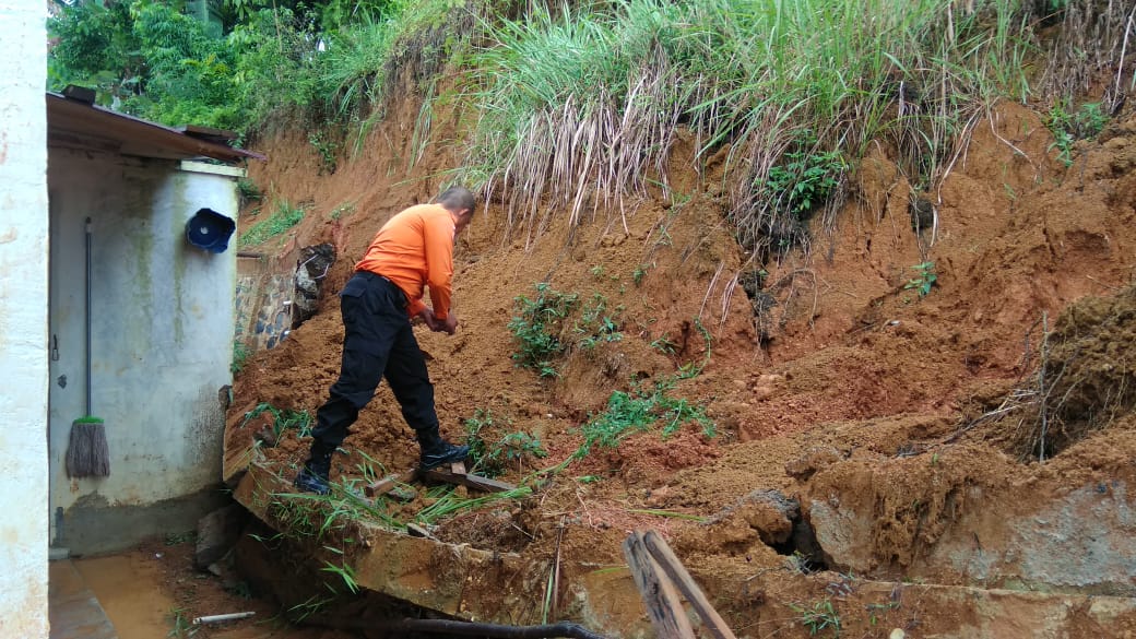 Diguyur Hujan Lebat, Rumah Warga Di Perumahan Griya Hils Nyaris Tertimbun Longsoran Tebing Diguyur Hujan Lebat, Rumah Warga Di Perumahan Griya Hils Nyaris Tertimbun Longsoran Tebing