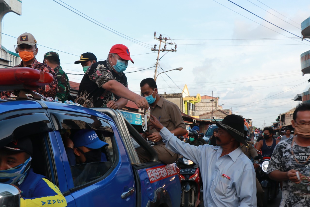 Usai Lepasan TIM Himbauan Pencegahan Covid 19, Bupati Bagikan 10.000 Masker Gratis