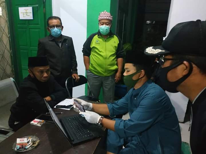 Support Tim Medis, Sekda Alpian Ikut Pantau Proses Penjemputan Pasien Covid -19