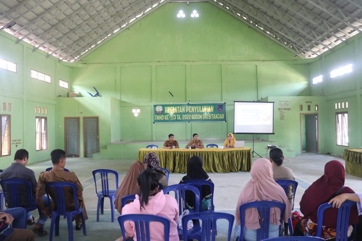 Masih Program TMMD, TNI Gandeng Dinas Dikbud Tanjabbar Beri Penyuluhan Paket C Kepada Warga Masih Program TMMD, TNI Gandeng Dinas Dikbud Tanjabbar Beri Penyuluhan Paket C Kepada Warga