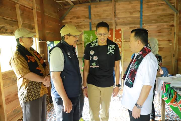 Bupati Tanjabbar Dampingi Kunjungan Menparekraf RI Jelajahi Ekowisata Mangrove