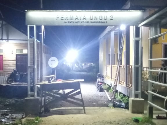 Tak Direalisasi Pemkab, Warga Berinisitif Pasang Lampu Penerangan Jalan Sendiri