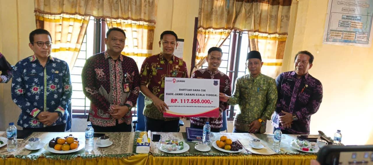 Wakili Bupati, Sekda Tanjabbar Salurkan Bantuan CSR untuk Korban Bencana Angin Puting Beliung