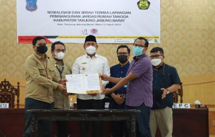 Wakil Bupati Tanjab Barat Serah Terima Lapangan Pembangunan Jargas Rumah Tangga