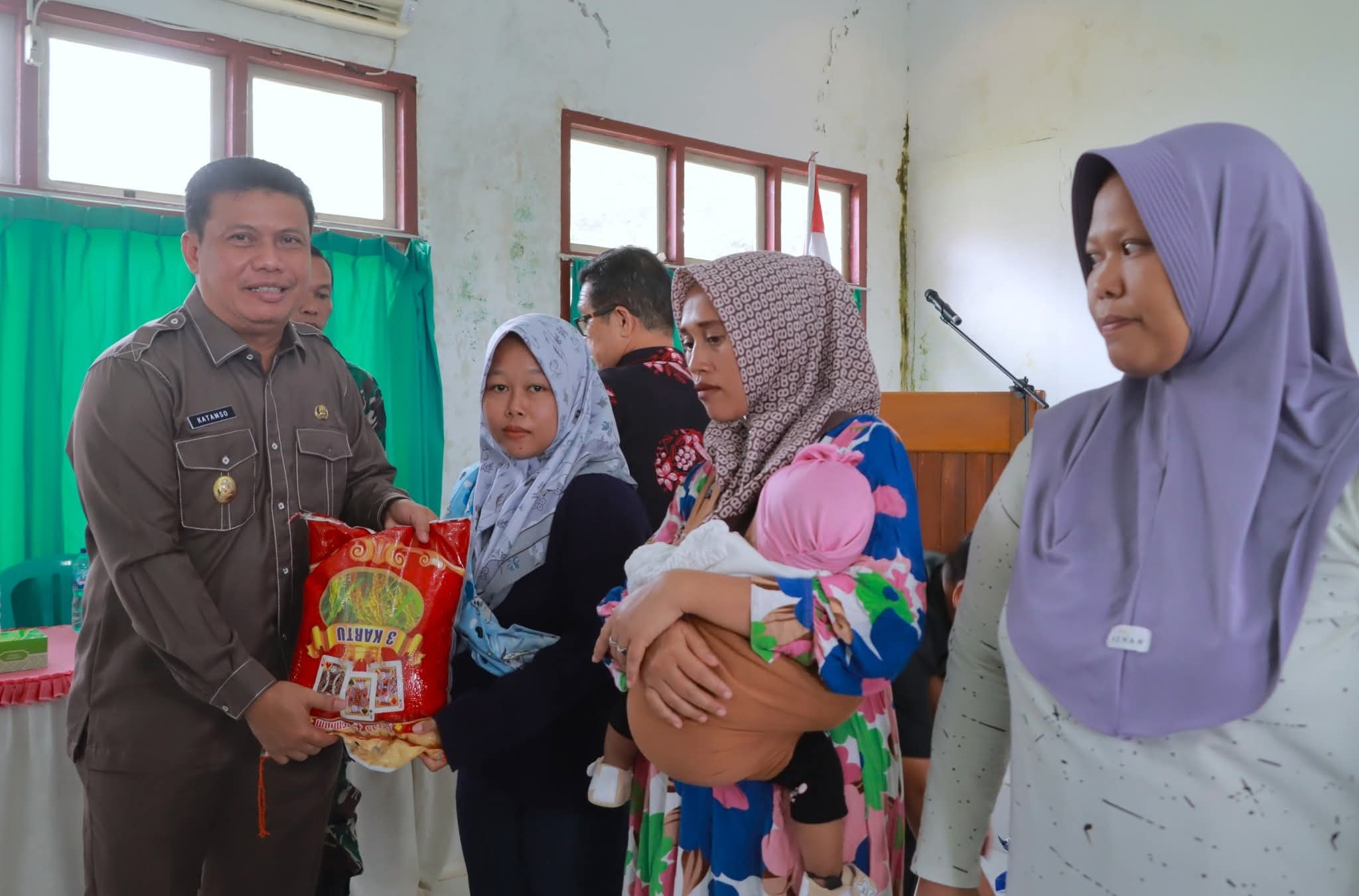 Wabup Serahkan Bantuan Program GENTING