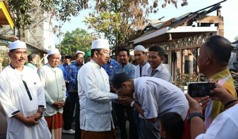  Drs. H. Anwar Sadat, M.Ag meninjau lokasi kebakaran yang berada di Jalan Pelabuhan 