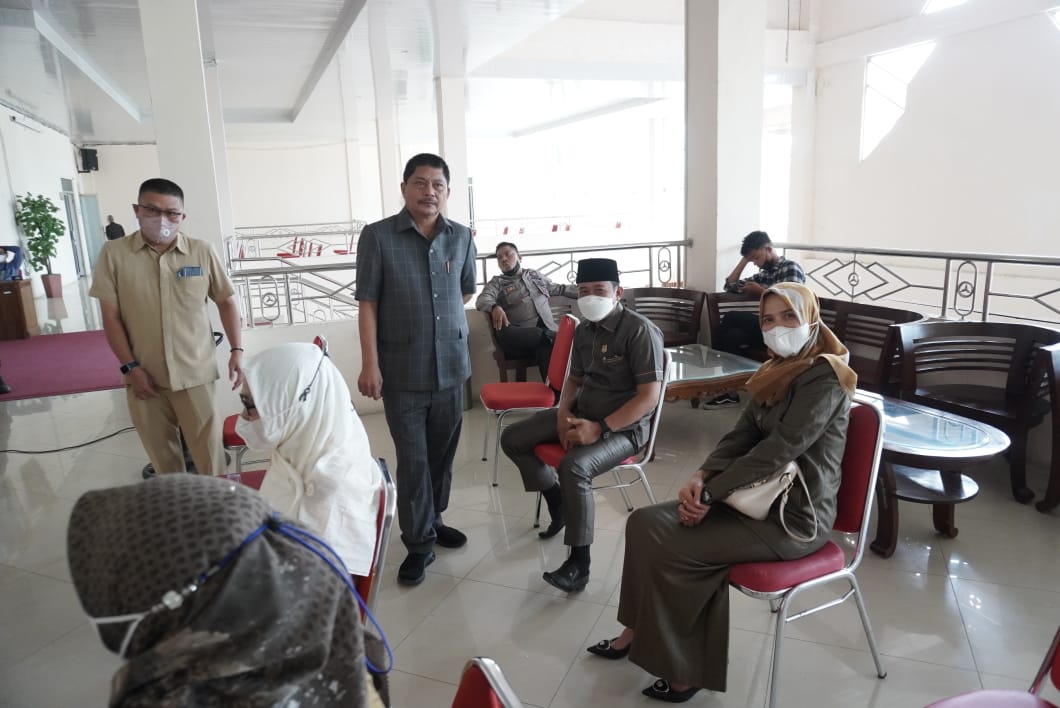 DPRD Tanjab Barat Gelar Vaksinasi Booster Untuk Anggota dan Staf DPRD Tanjab Barat Gelar Vaksinasi Booster Untuk Anggota dan Staf