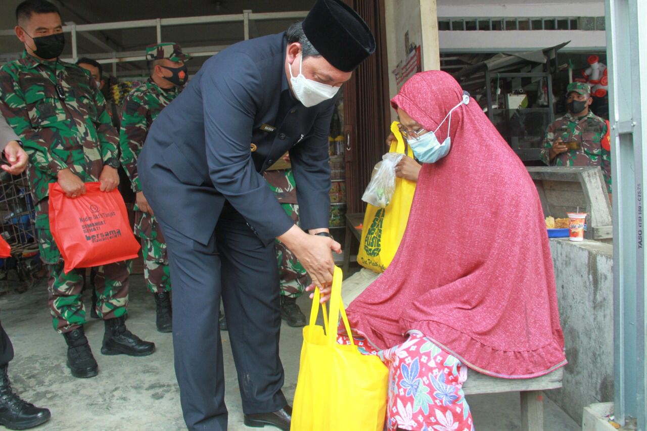 Usai Meninjau Serbuan Vaksinasi TNI di Tebingtinggi, Wabup, Dandim dan Kapolres Beri Bantuan Untuk Warga Yang Terpapar Covid-19 dan Isoman