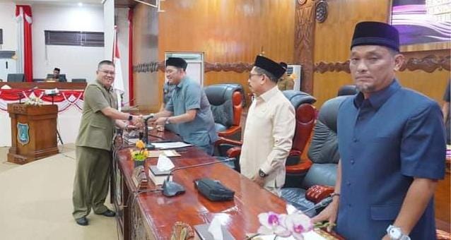 Paripurna kedua, Fraksi DPRD Tanjabbar Sampaikan Pandangan Umum Terhadap LKPJ Bupati Tahun Anggaran 2023. Paripurna kedua, Fraksi DPRD Tanjabbar Sampaikan Pandangan Umum Terhadap LKPJ Bupati Tahun Anggaran 2023.