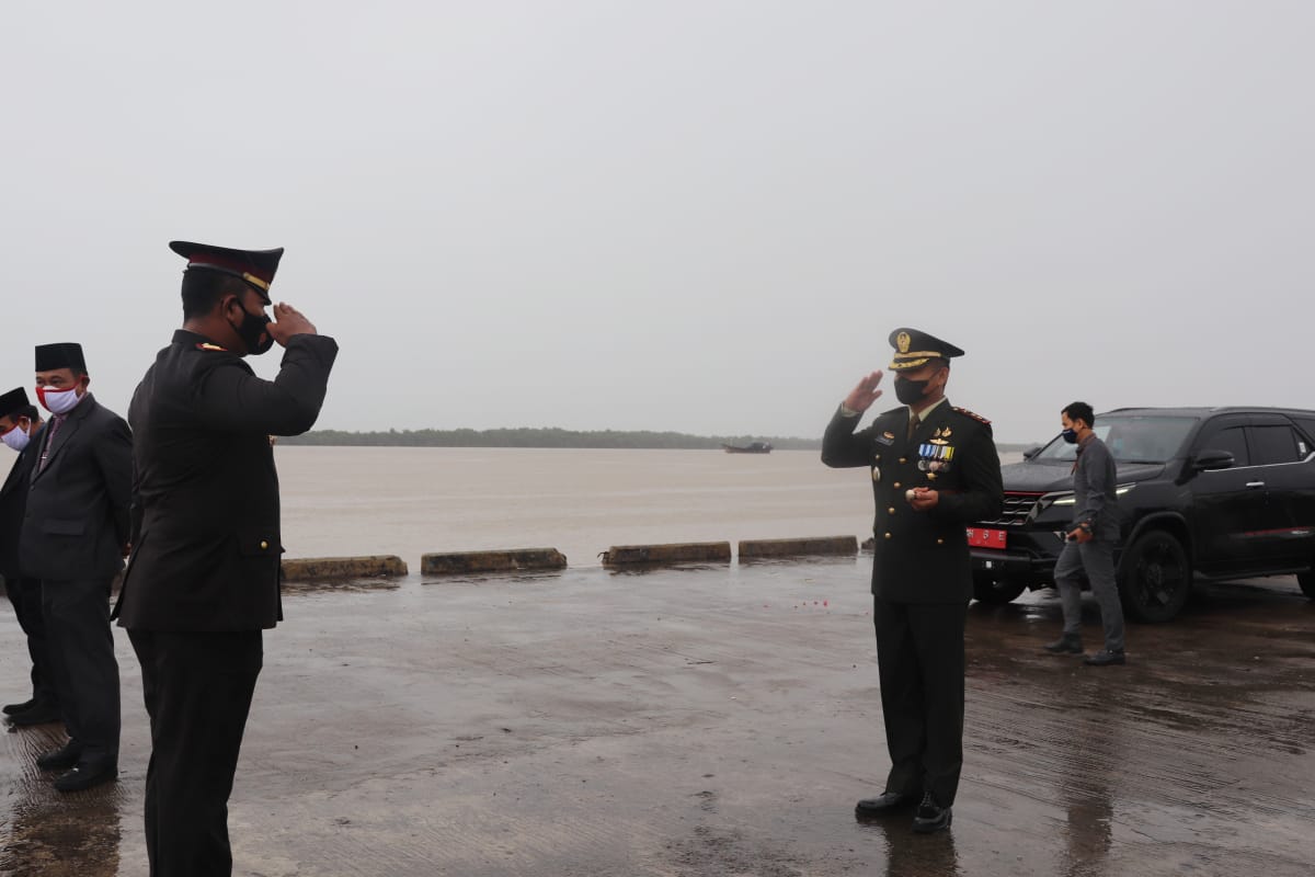 Peringati Hari Pahlawan, Dandim 0419/Tanjab Pimpin Upacara Pelarungan Bunga