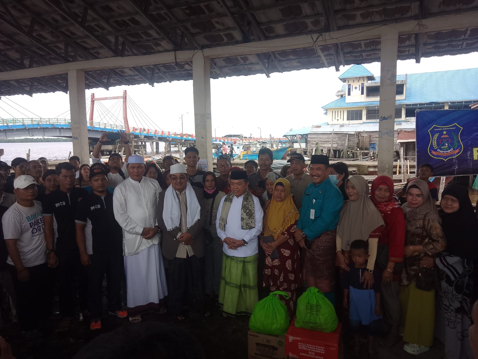 Bupati Tanjab Barat Dampingin Gubernur Jambi Tinjau Kebakaran Kios Di Pelabuhan Ampera 