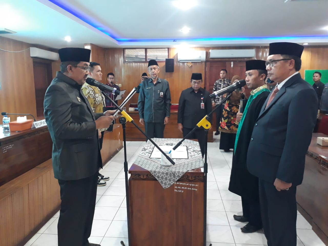 Drs H Anwar Sadat, M. Lantik Pejabat Sekda Tanjab Barat