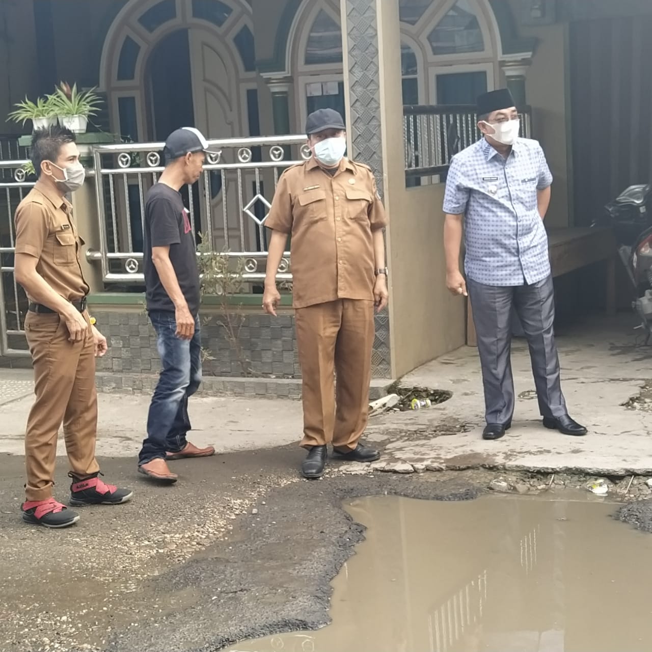 Bupati Turun Lansung Perbaikan Jalan Rusak Dapat Sanjungan dari Warganet 