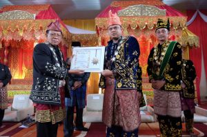 Ketua DPRD Muaro Jambi Terima Gelar Adat Melayu Jambi Adipati Agung Setyo Negeri Ketua DPRD Muaro Jambi Terima Gelar Adat Melayu Jambi Adipati Agung Setyo Negeri