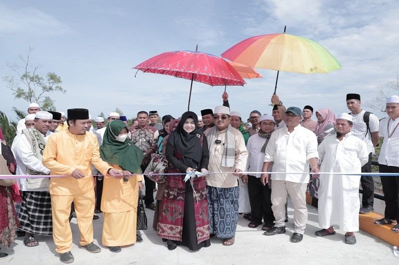 Bupati Anwar Sadat Resmikan Jembatan Parit Selamat Kecamatan Seberang Kota