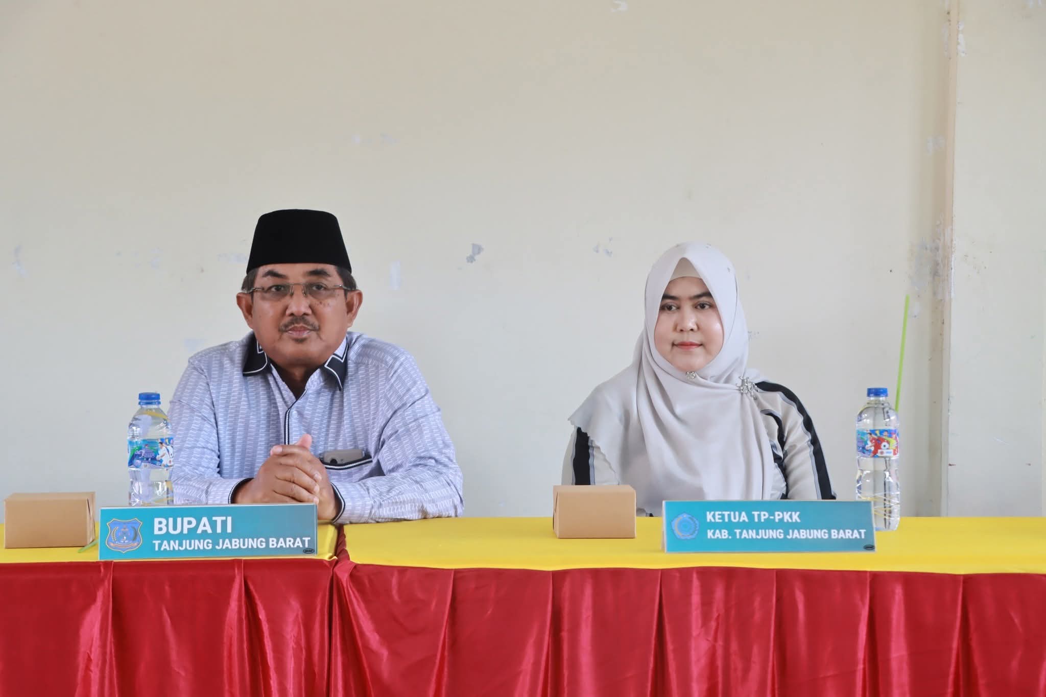 Bupati didampingi Ketua TP PKK Salurkan Bantuan Sosial Bagi Lansia, Disabilitas, dan Masyarakat Kurang Mampu di Kecamatan Bram Itam