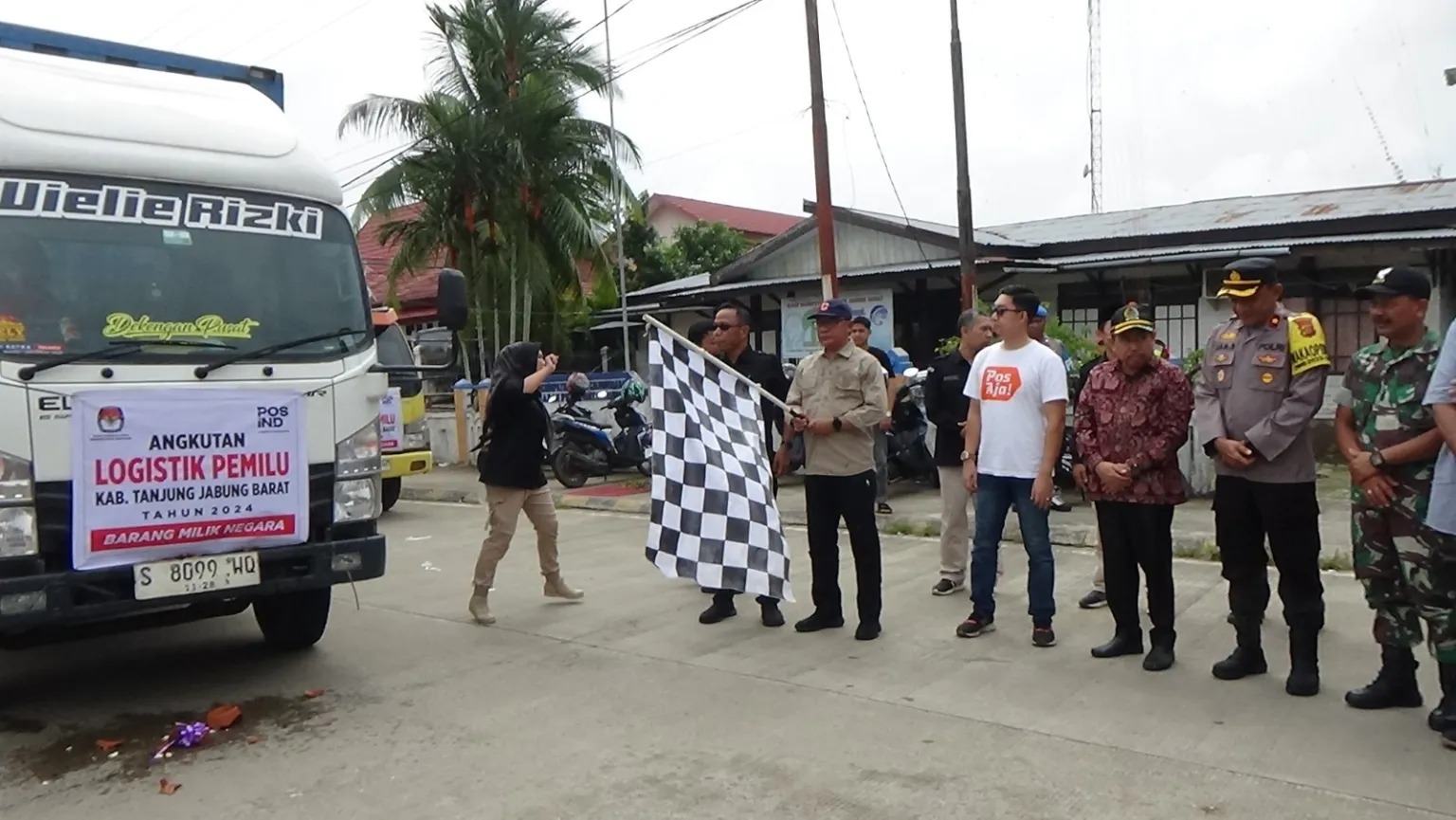 Ketua DPRD Tanjabbar, Hadiri Pelepasan Logistik Pemilu 2024 Ketua DPRD Tanjabbar, Hadiri Pelepasan Logistik Pemilu 2024