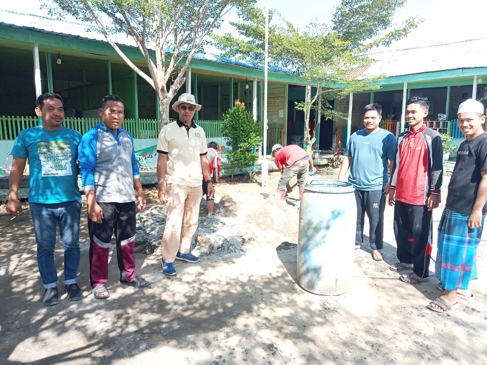 PPBI Tanjabbar Laksanakan Kegiatan Bakti Sosial Pengecoran Halaman TK IT AL-Khairat