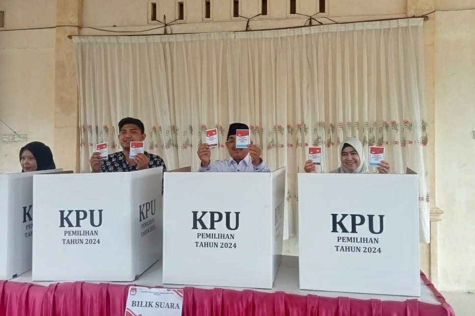 Didampingi Istri dan Anak, Bupati Tanjabbar Nyoblos di TPS 02 Sriwijaya: Jangan Golput 