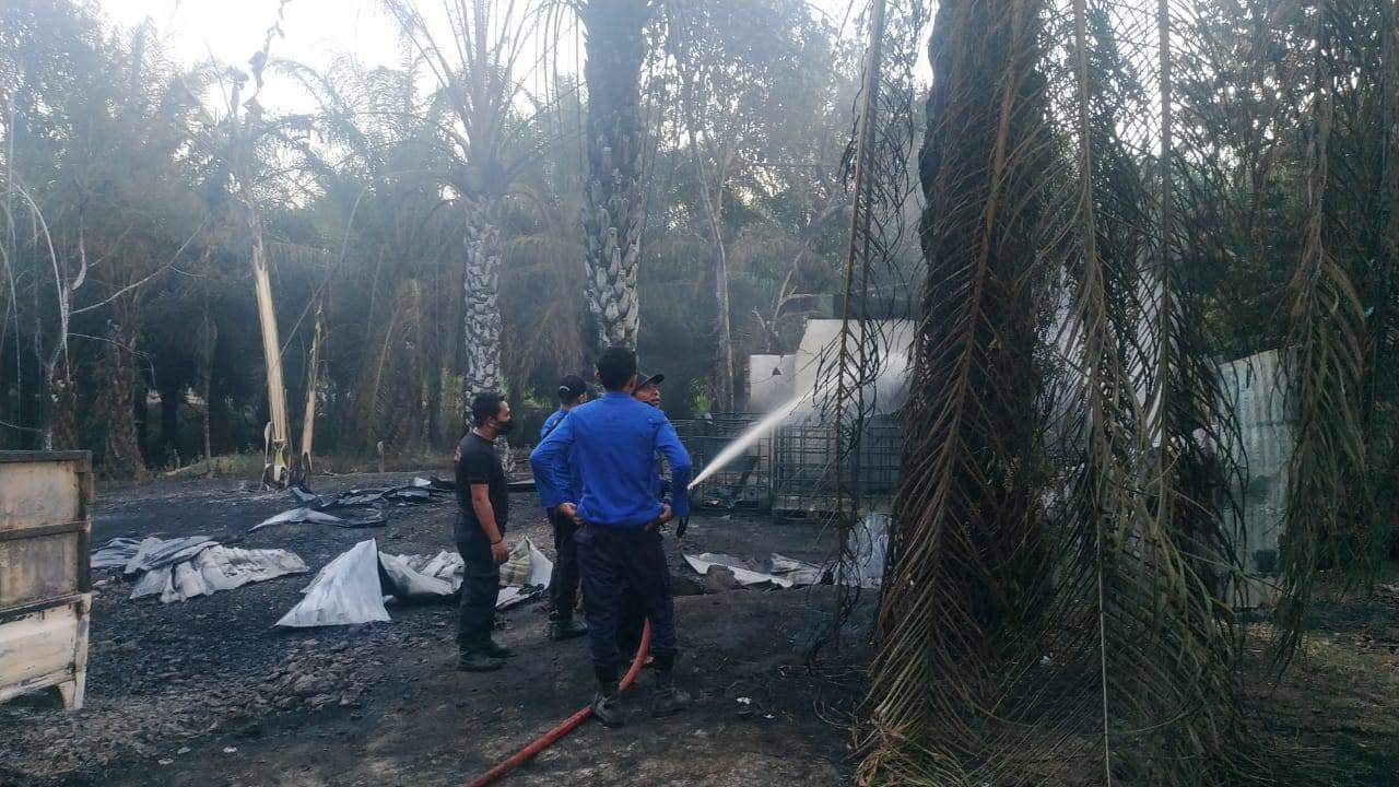 Kebakaran Gudang Minyak di Desa Panoban, Satu Unit Mobil Truck Ikut Terbakar Kebakaran Gudang Minyak di Desa Panoban, Satu Unit Mobil Truck Ikut Terbakar
