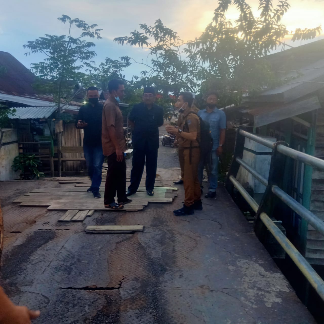 Bupati Tanjabbar Blusukan Cek Kondisi Jalan dan Jembatan Rusak Dalam Kota