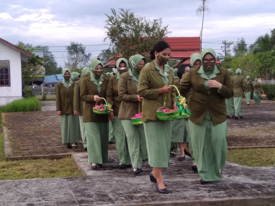 Hut Ke-75 Persit KCK, Dewi Erwan Susanto Pimpin Ziarah dan Tabur Bunga di TMP Yudha Satria Pengabuan