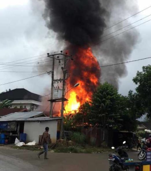 Sijago Merah Hanguskan Dua Rumah Warga di Merlung Sijago Merah Hanguskan Dua Rumah Warga di Merlung
