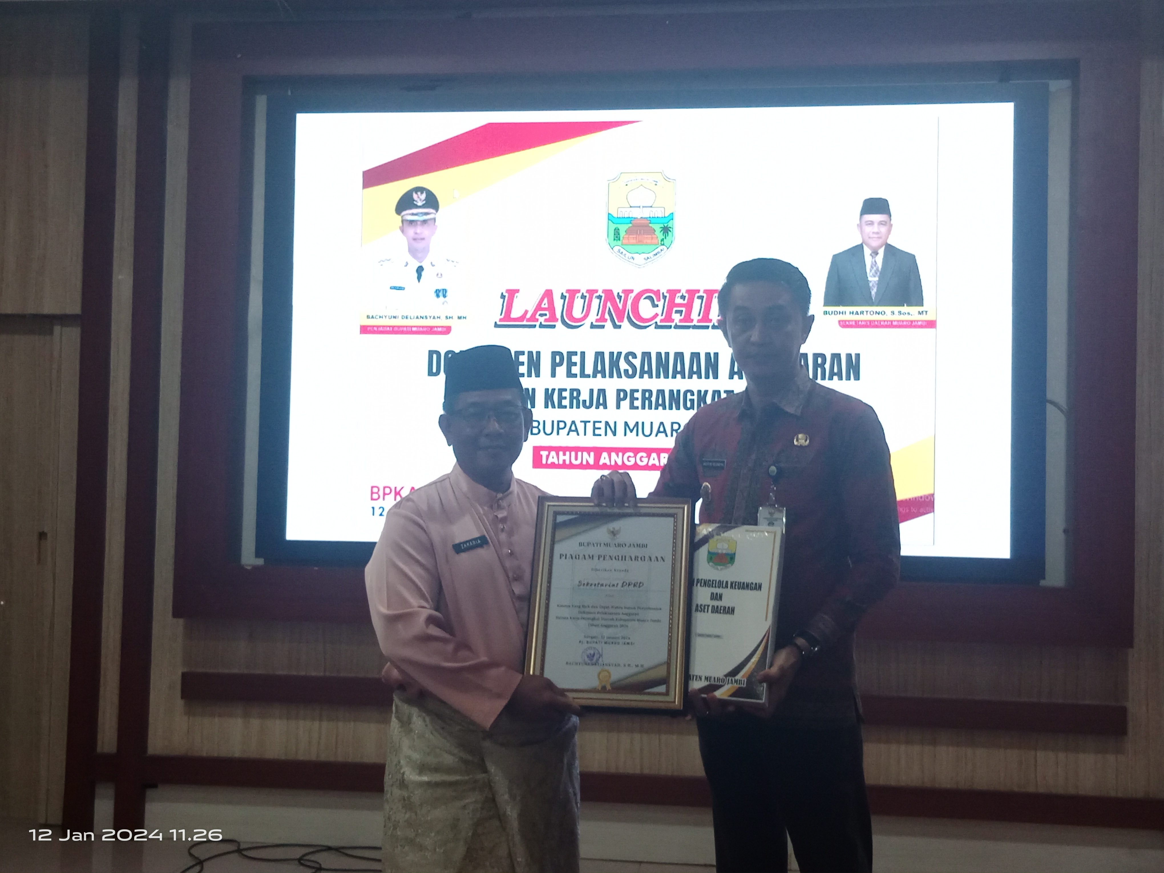 Sekretaris DPRD Kabupaten Muaro Jambi Terima Penghargaan Dari Pj Bupati Muaro Jambi Sekretaris DPRD Kabupaten Muaro Jambi Terima Penghargaan Dari Pj Bupati Muaro Jambi