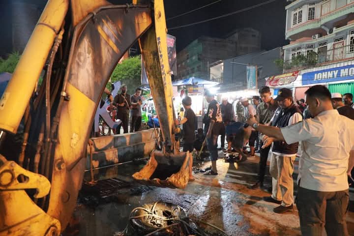 Bupati Tanjab Barat Tinjau dan Perbaiki Drainase Tersumbat dalam Kota 