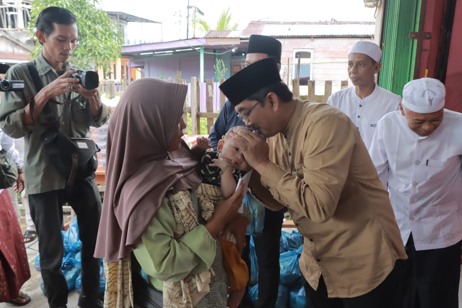 Bupati Tanjabbar Buka Bersama Pengurus SMSI, Santuni Puluhan Anak Yatim dan Janda