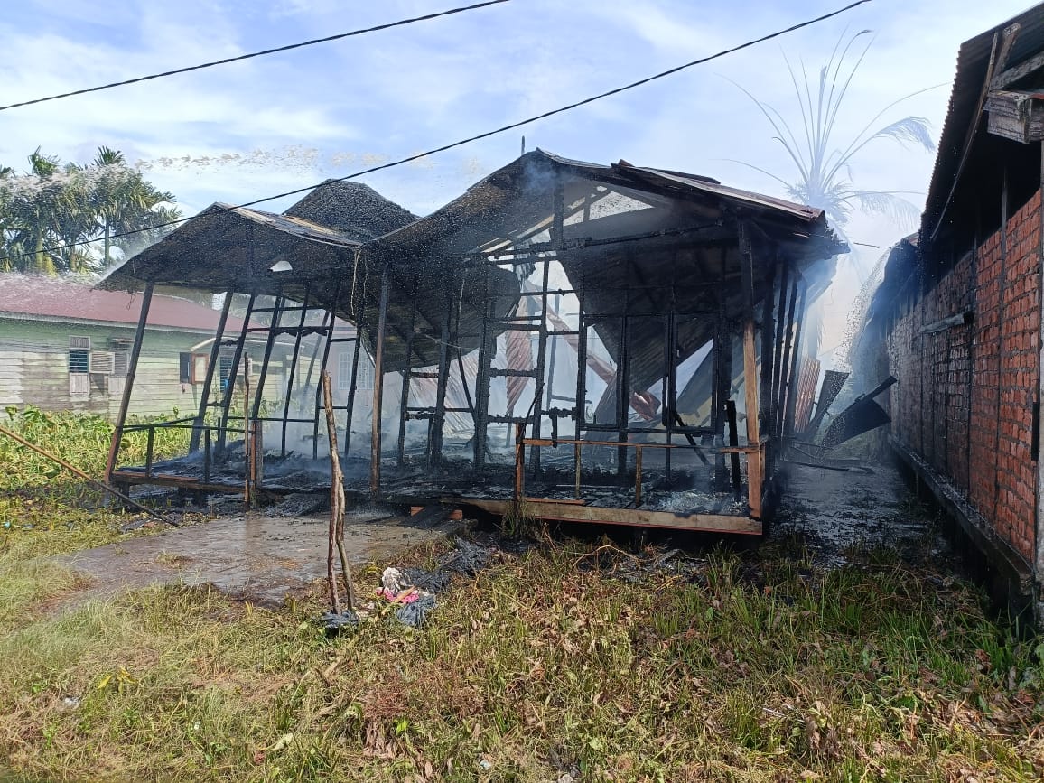 Breaking News! Sijagomerah Hanguskan Rumah Warga di Jalan Barito Breaking News! Sijagomerah Hanguskan Rumah Warga di Jalan Barito