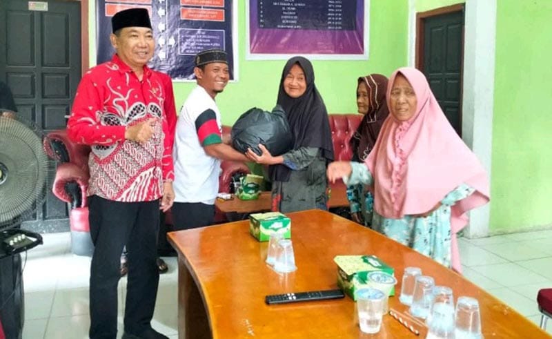 Ketua DPRD Hamdani Salurkan Bantuan Sosial Di Desa Tanjung Tayas